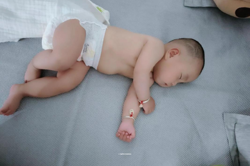银川两个月宝宝肚子胀气